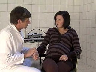 妊娠中の熟女が犯されます