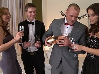 điểm hẹn lãng mạn kết thúc với nhóm quan hệ tình dục