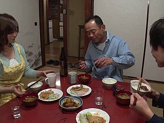 niña más linda de Japón permite al individuo a echar un vistazo a sus tetas